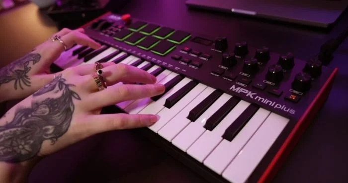 Akai Professional 推出 MPK Mini Plus 键盘控制器-