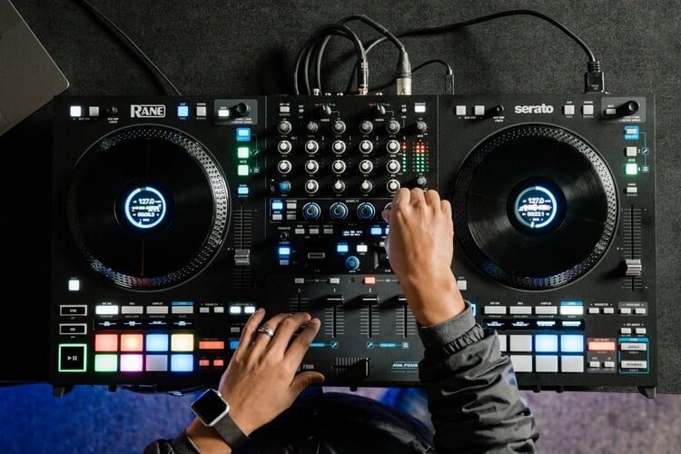 RANE推出四个先进的Serato Stems DJ控制器-