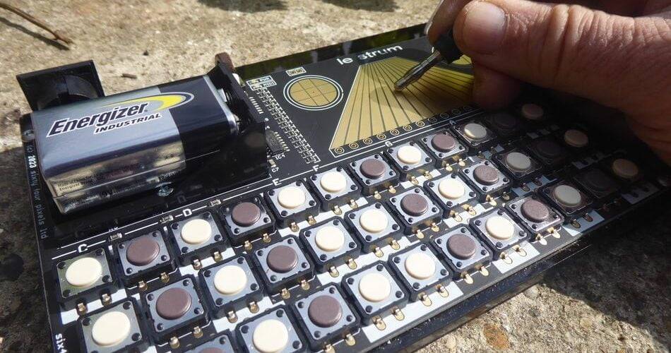 Le Grand Strum：富有表现力的弦和弦MIDI控制器-